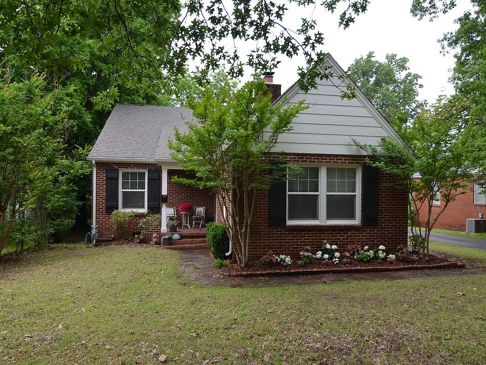 A fully remodeled bungalow within walking distance to Brookside