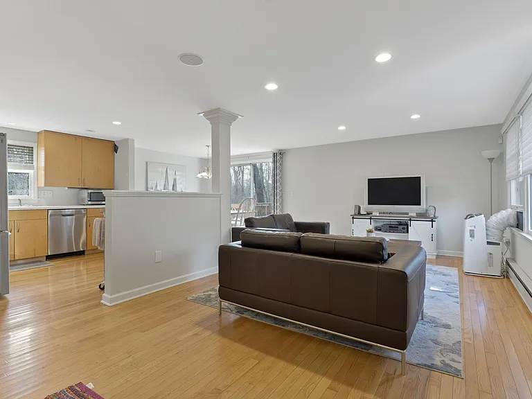 1091 Boston Post Rd — Photo 2