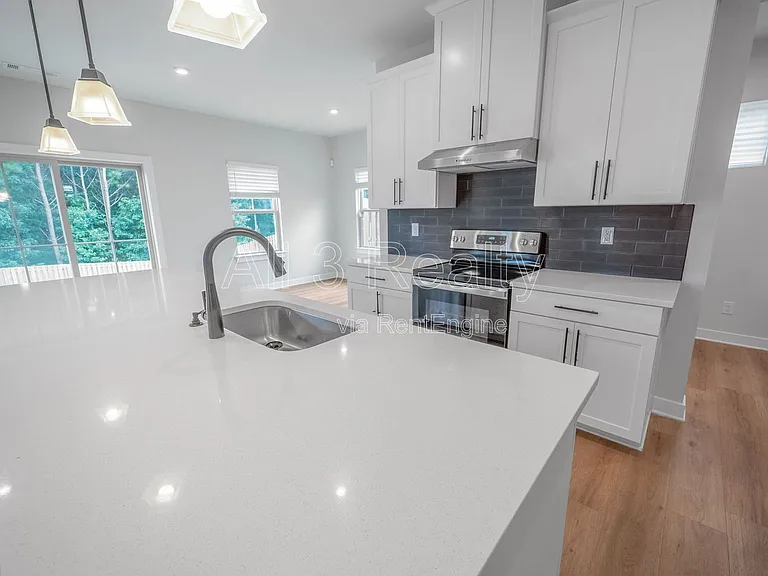 533 Daffodil Ln — Photo 9