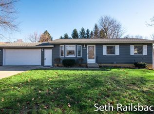 464 Westfield Dr NW, Comstock Park, MI 49321