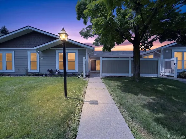 39613 Village Wood Ln, Novi, MI 48375