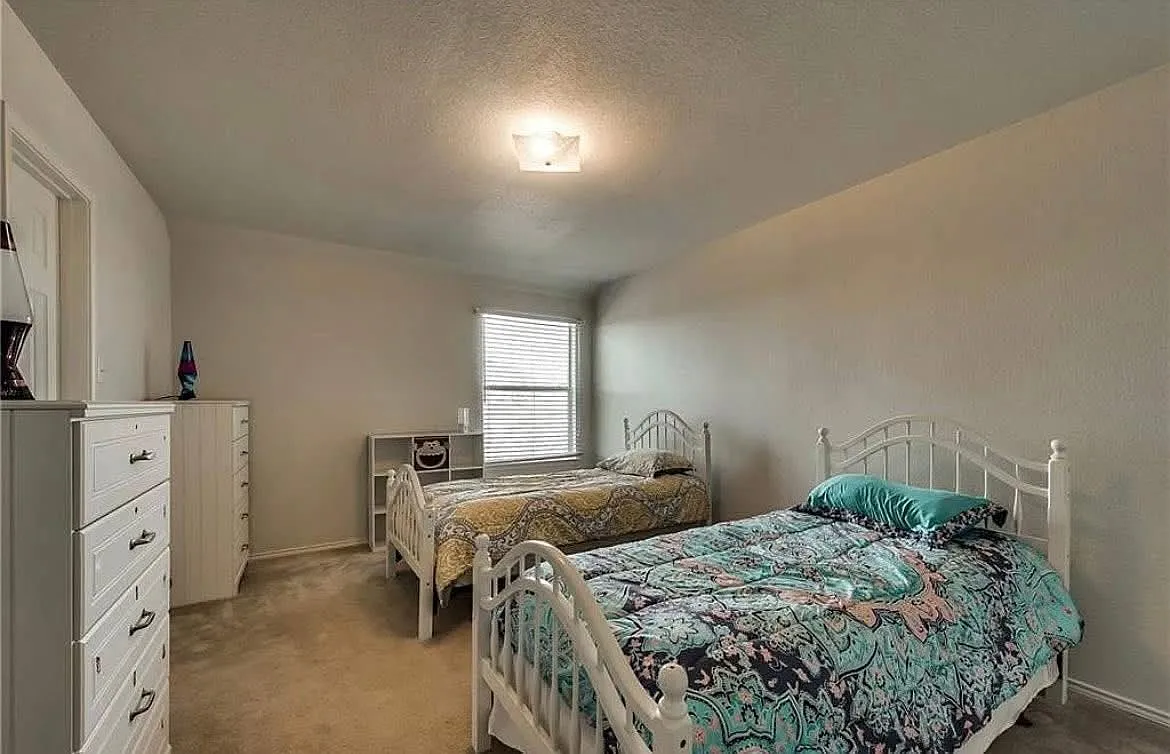 3 bed, 2349 sqft, $2,600 — Photo 4