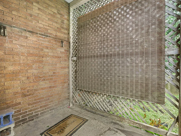 Greenwood Ave — Photo 37