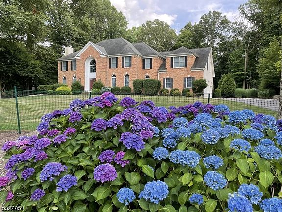 3rd image of 18 Shadowbrook Way