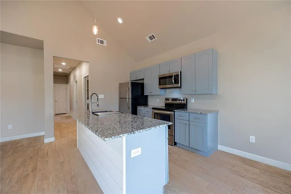 812 Valley Oaks Ln - P — Photo 2