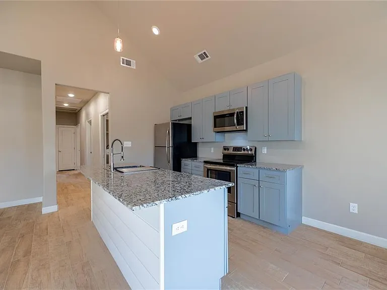 900 Valley Oaks Ln #P — Photo 13
