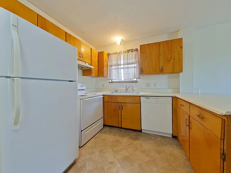 126 Hampton Dr — Photo 8
