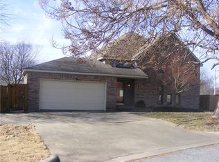 320 Primrose Ave, Siloam Springs, AR 72761