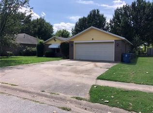 9 Jordan Ln, Bentonville, AR 72712