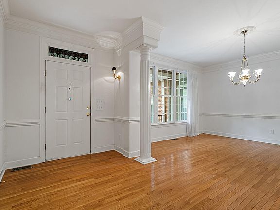 5th image of 207 Stockbridge Pl