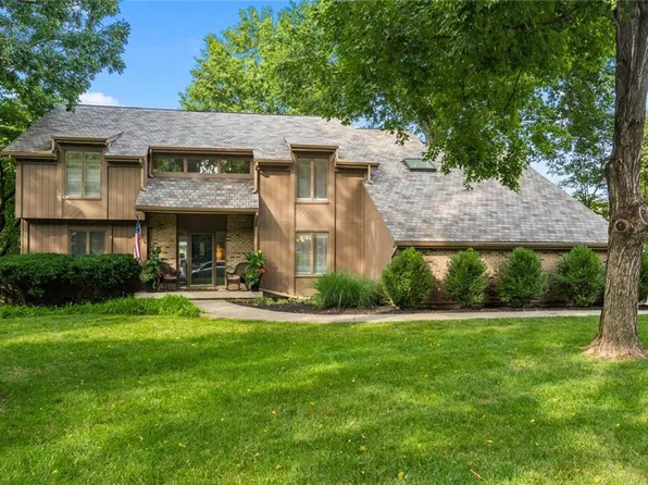 10820 W 119th Ter, Overland Park, KS 66213