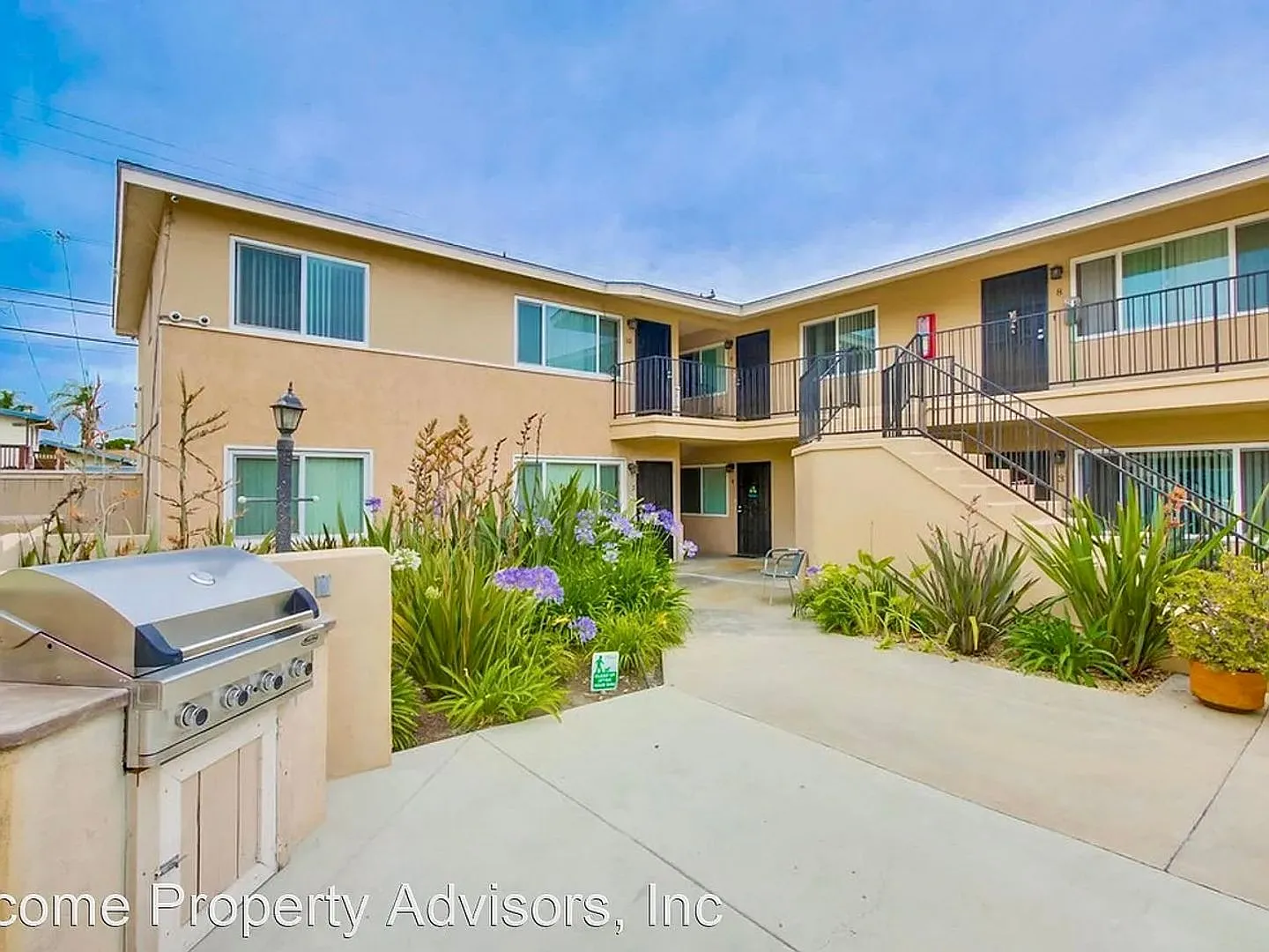 Charming Light and Bright 2 Bed/1 Bath — Photo 2