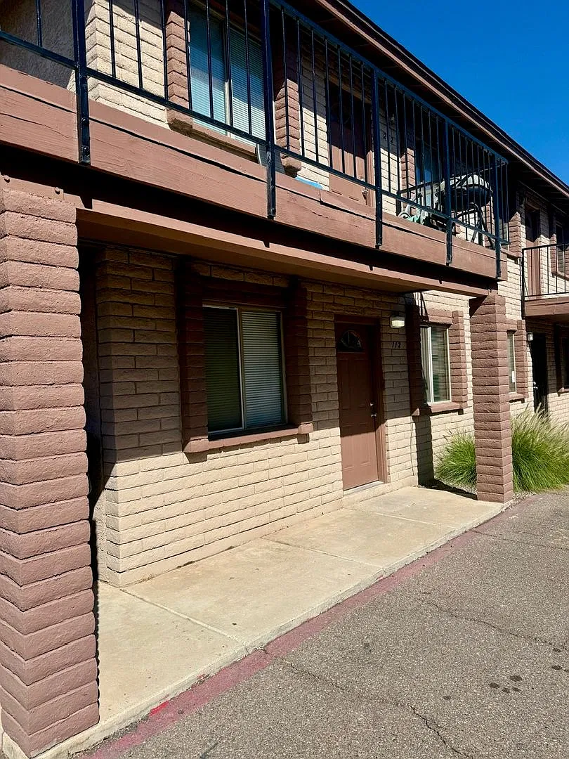 Centrally located 2 Bedroom Condo — Photo 2