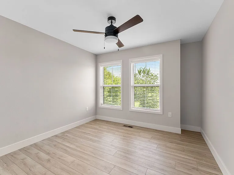2191 W Parkview Ave — Photo 18