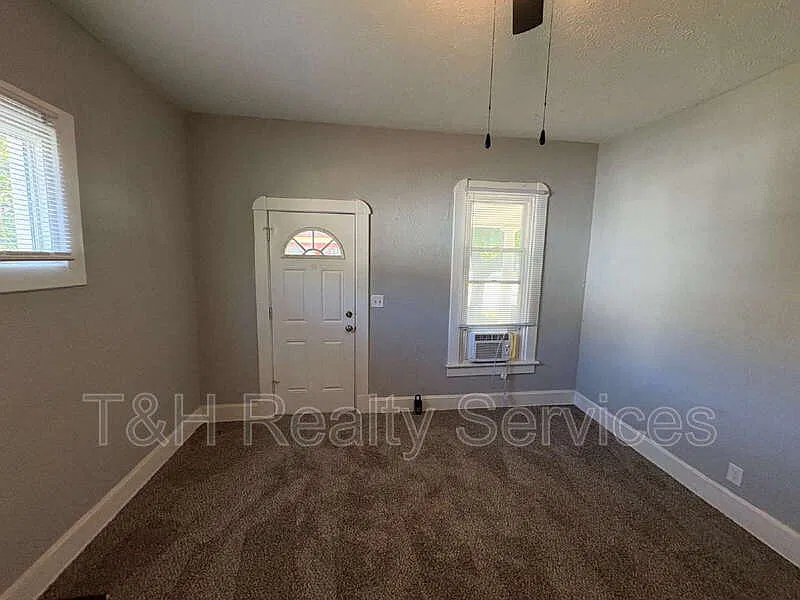 2 bed, 1.0 bath, 1000 sqft, $1,050 — Photo 2