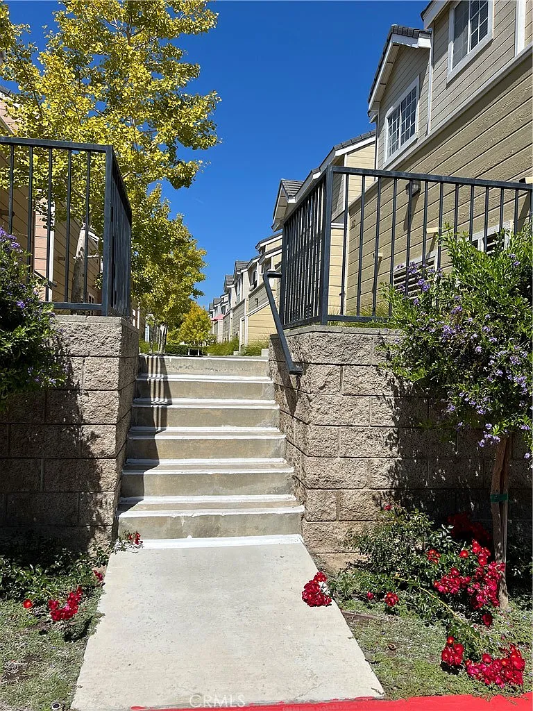 3 bed, 2.5 bath, 1404 sqft, $4,200 — Photo 3