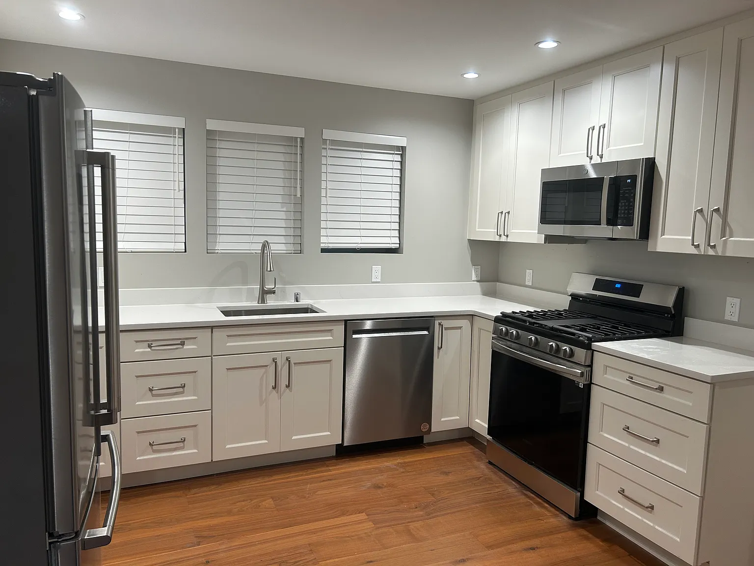 3 bed, 952 sqft, $3,295 — Photo 2