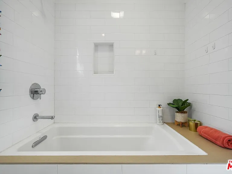 5507 Van Noord Ave — Photo 24