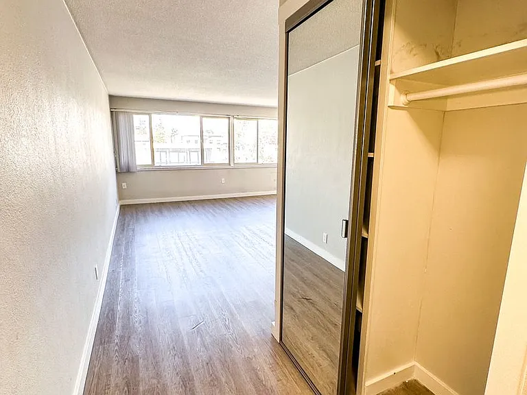 Mercer Vista Apartments — Photo 22