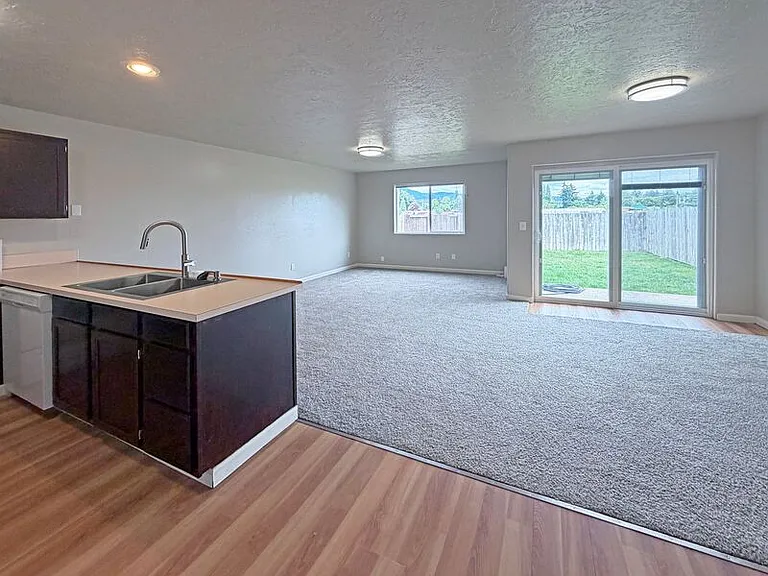 780 Cloverleaf Loop — Photo 2