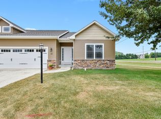 1801 Lake Ridge Ct, Mahomet, IL 61853