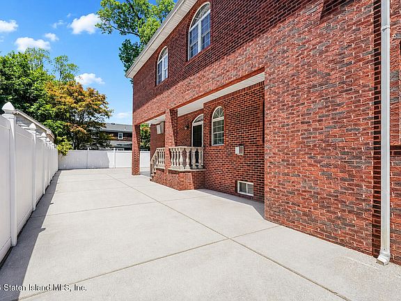 4th image of 143 Barlow Ave