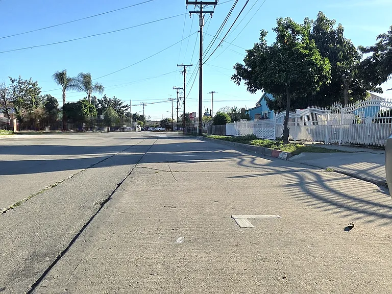 11911 1/2 Peach St — Photo 18