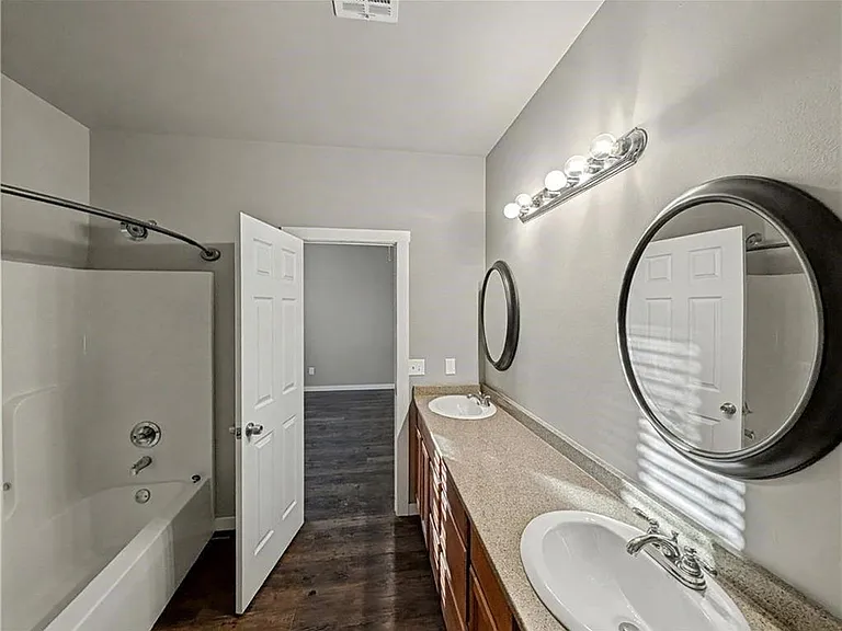 862 Oakwood Ln — Photo 13