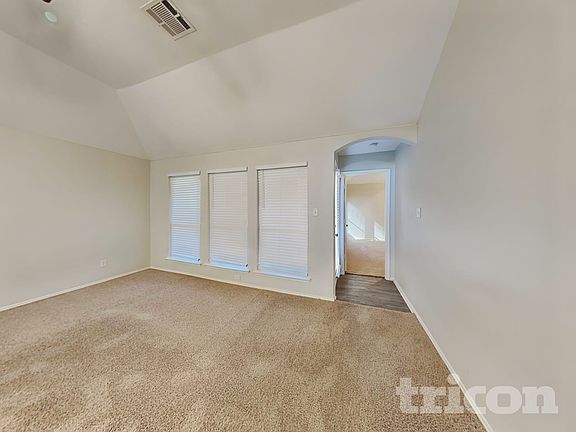 3rd image of 1615 Hillside Dr