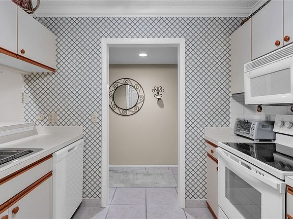 5th image of 37 Plantation Dr APT 204