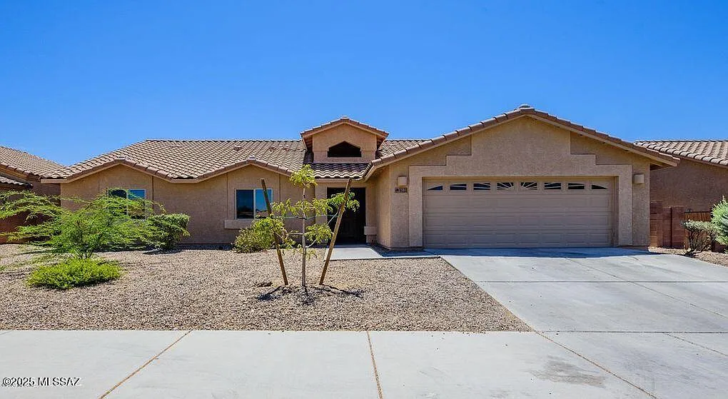 4 bed, 2.0 bath, 2156 sqft, $1,995 — Photo 1