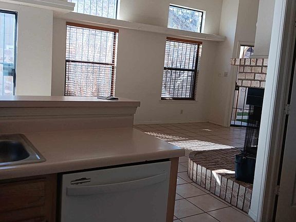 4th image of 874 Melville Ln