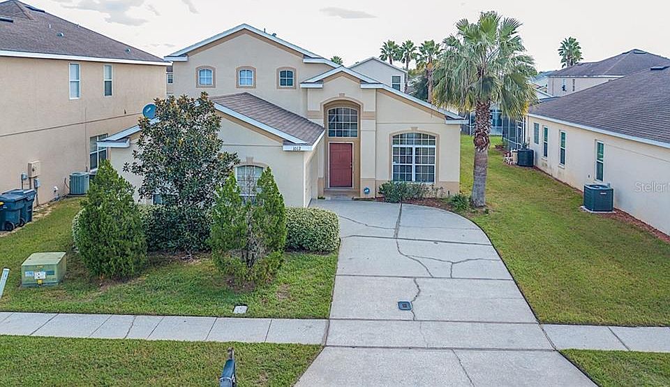 1st image of 1012 Bloomingdale Dr