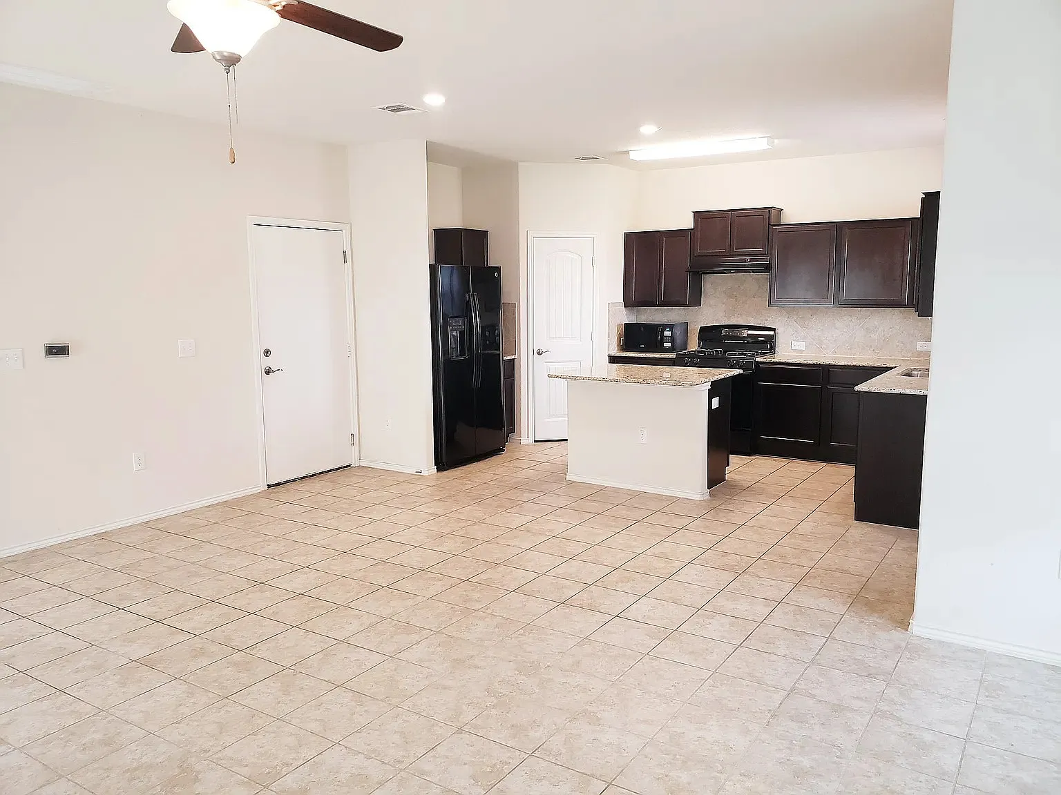Private Room for Female Housemate Utilities Included 15 Mins to UT — Photo 4