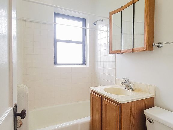 4th image of 712 W Cornelia Ave #2