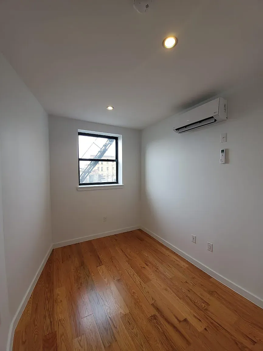 1271 Willoughby Avenue — Photo 4