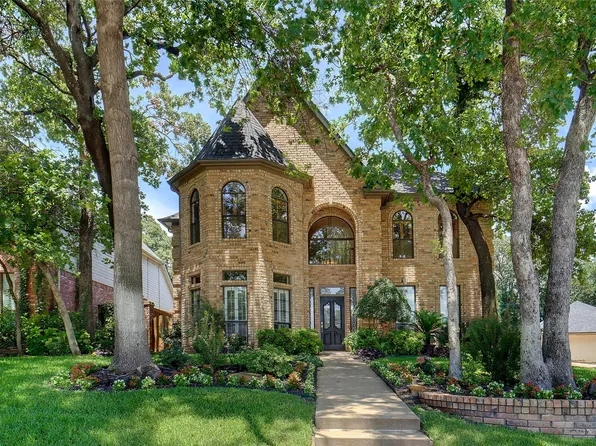2810 Woodland Hills Dr, Grapevine, TX 76051