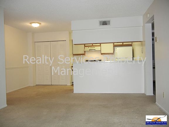 BREAKFAST COUNTER/DINING