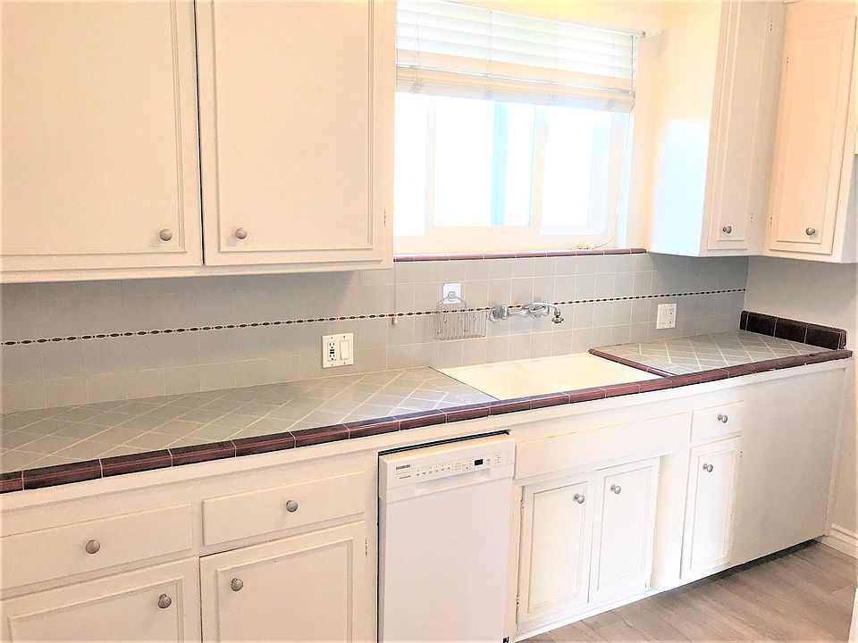 1st image of 605 S Barrington Ave #9