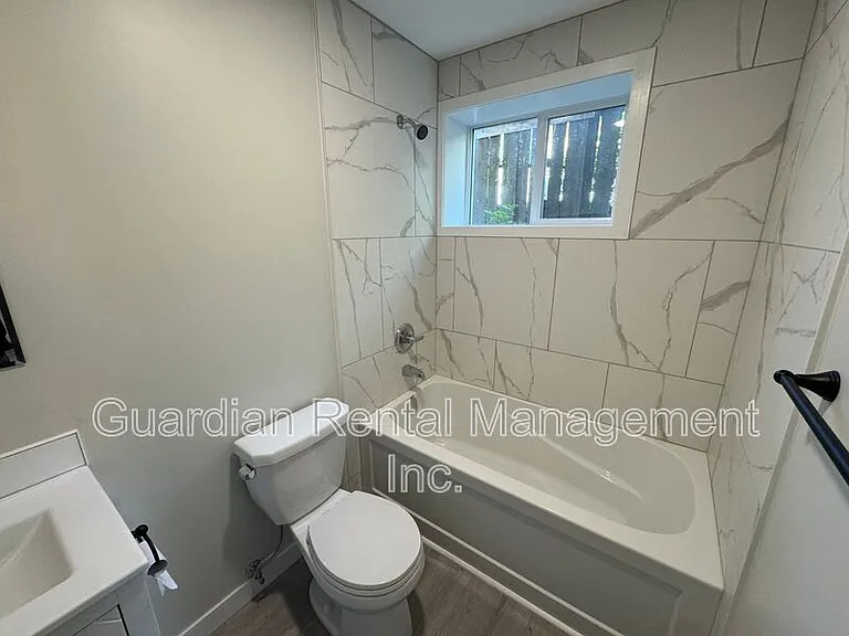 329 Albany St #C — Photo 7