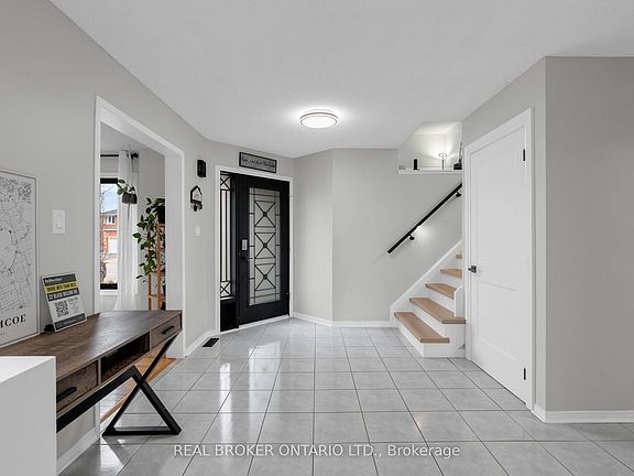 5th image of 32 Black Willow Dr