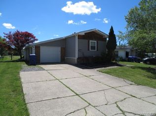 67 W Canyon Dr, Hamburg, NY 14075