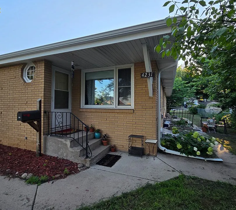 4229-4231 Unity Ave N