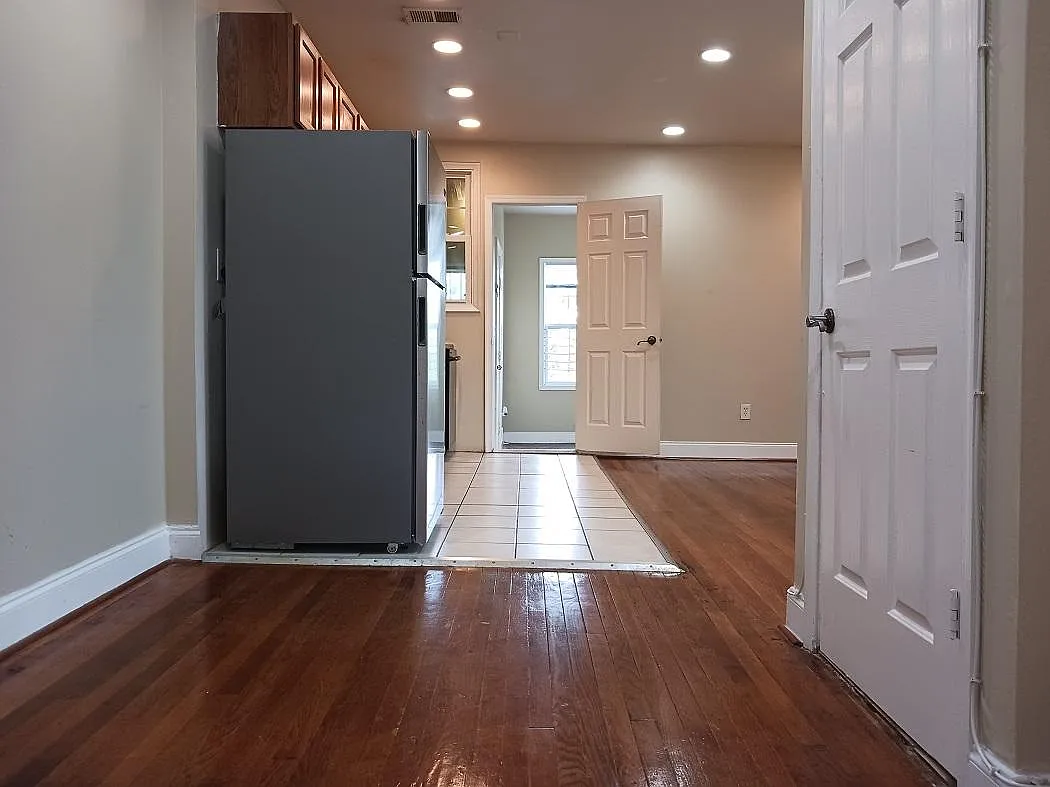 2 bed, 950 sqft, $2,300 — Photo 2
