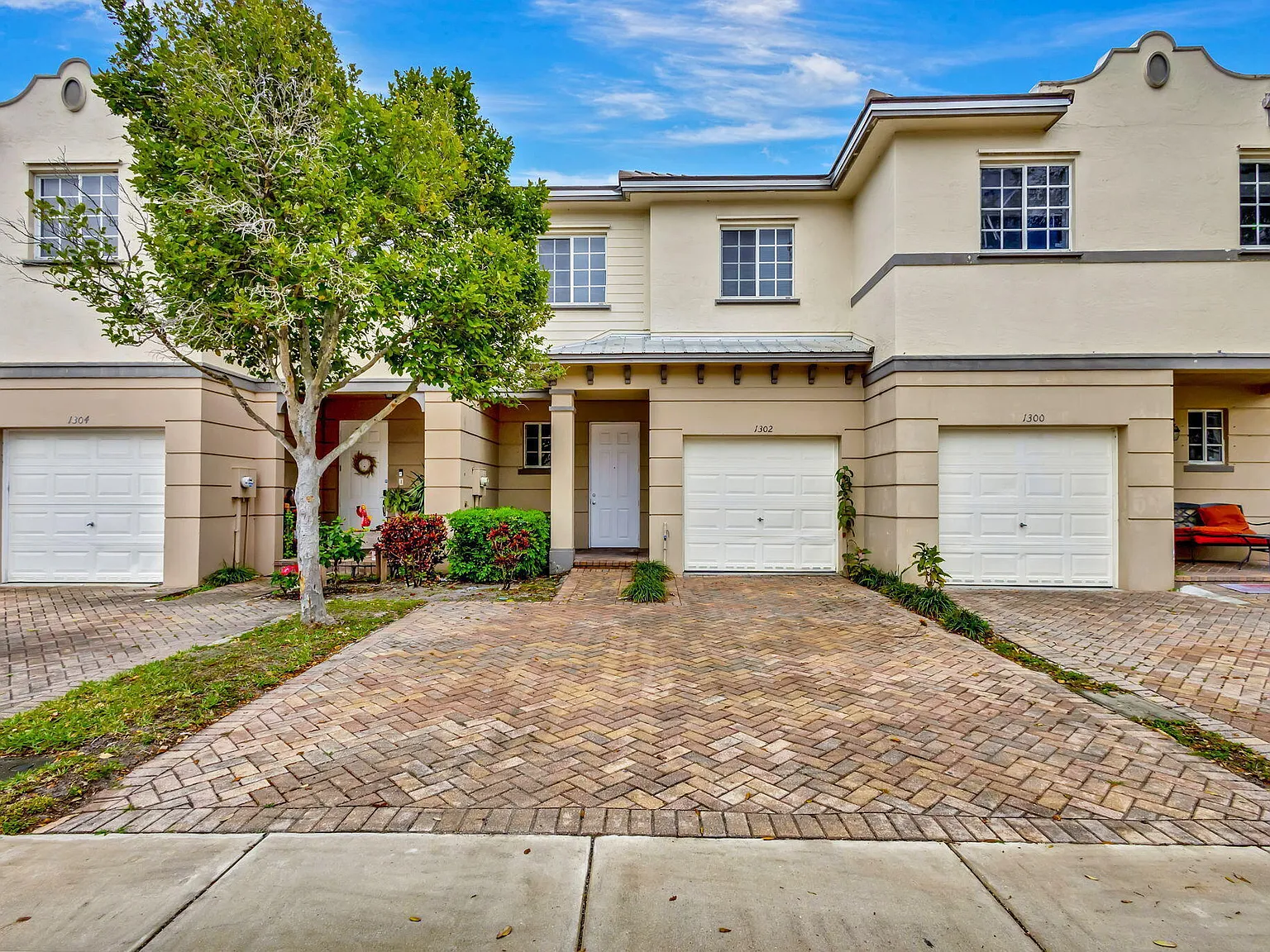 3 bed, 2.5 bath, 1272 sqft, $2,500 — Photo 2