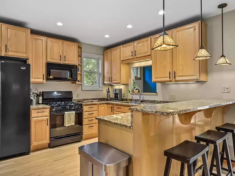 2409 Sommers Ave — Photo 4