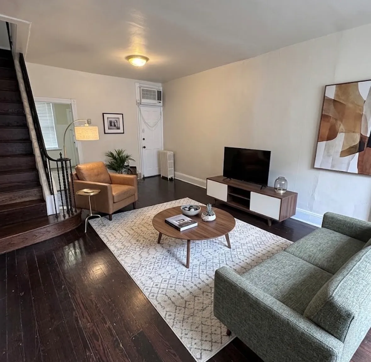 3 bed, 920 sqft, $1,500 — Photo 1