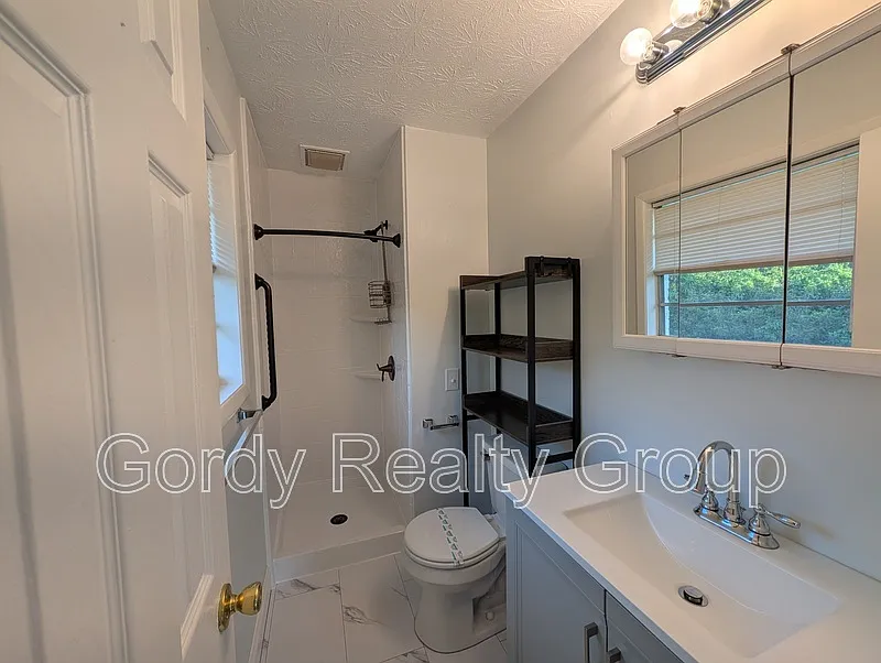 4 bed, 2.0 bath, 1874 sqft, $1,645 — Photo 4