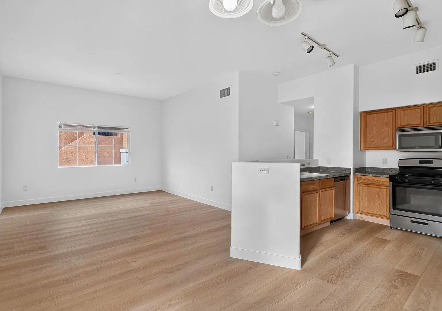 Move-In Ready 3-Bedroom Upper-Level Condo In Fantastic Gated Community! — Photo 4