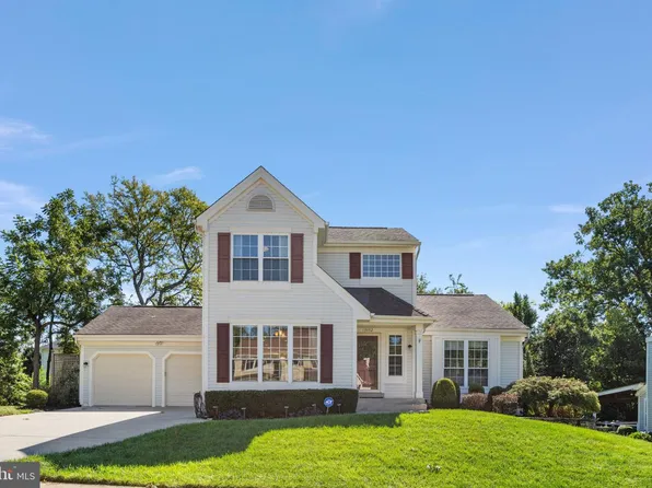 13452 Lake Shore Dr, Herndon, VA 20171